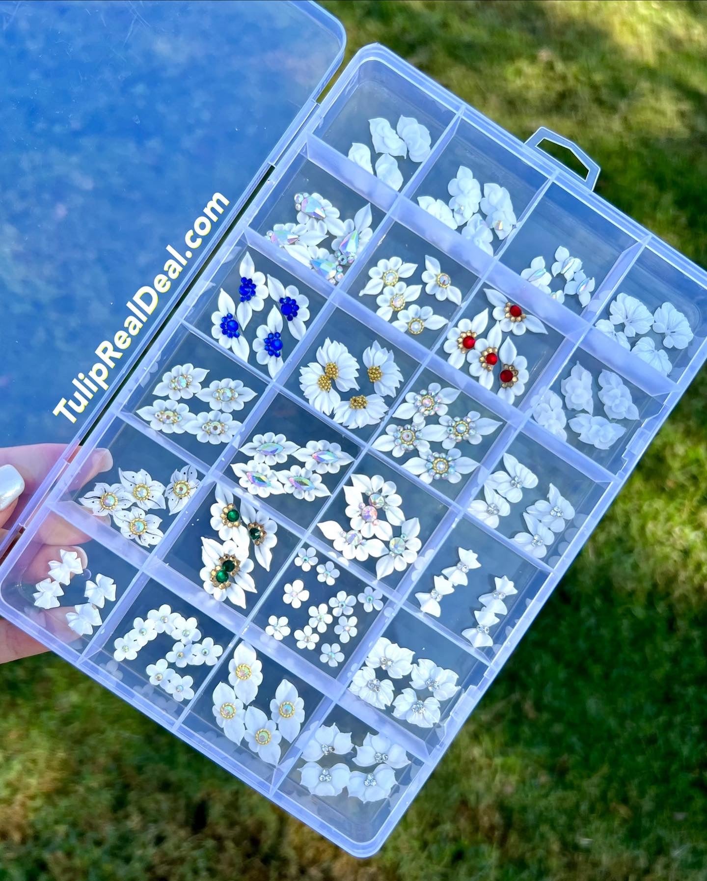 Fancy 3D Acrylic White Flowers 4pcs charms